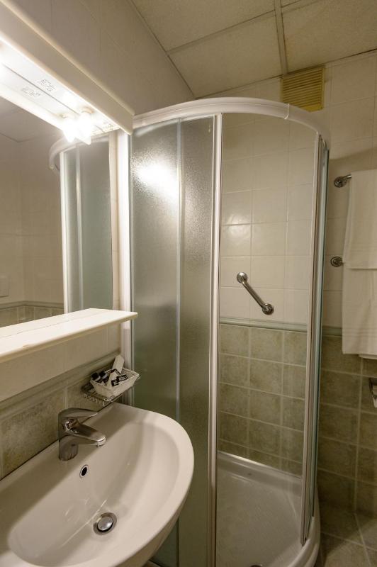Twin Room image 2