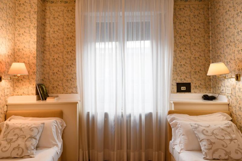 Twin Room image 4