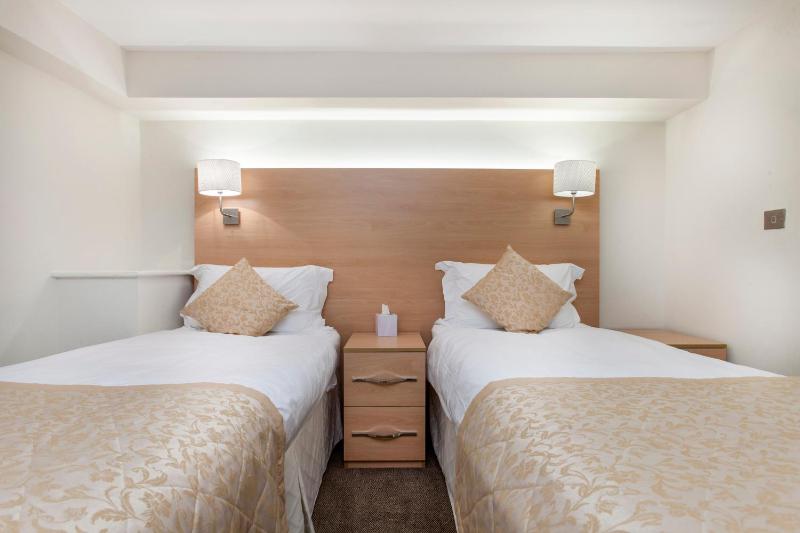 Twin Room image 2