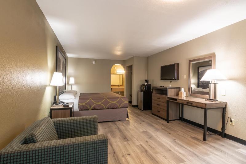 Super 8 by Wyndham Dallas East - image 21
