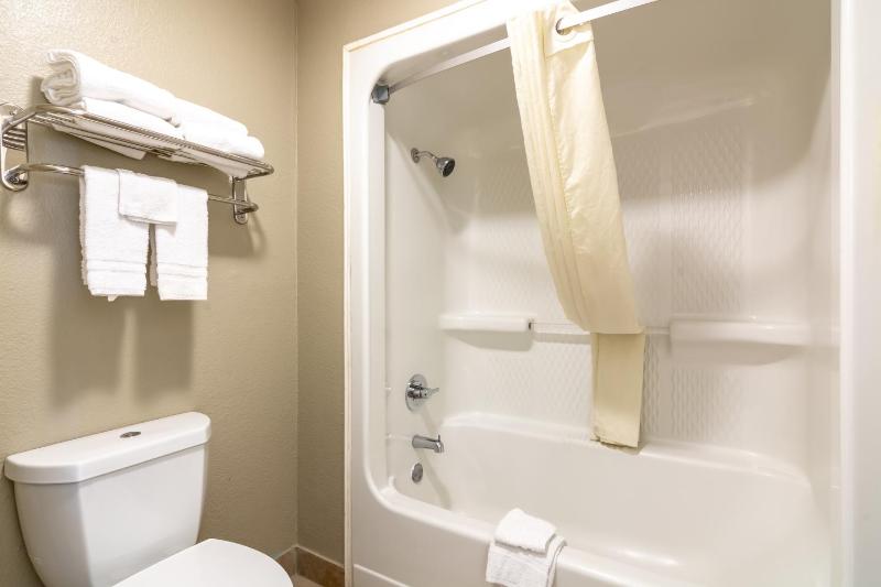 Queen Room with Two Queen Beds - Smoking image 2