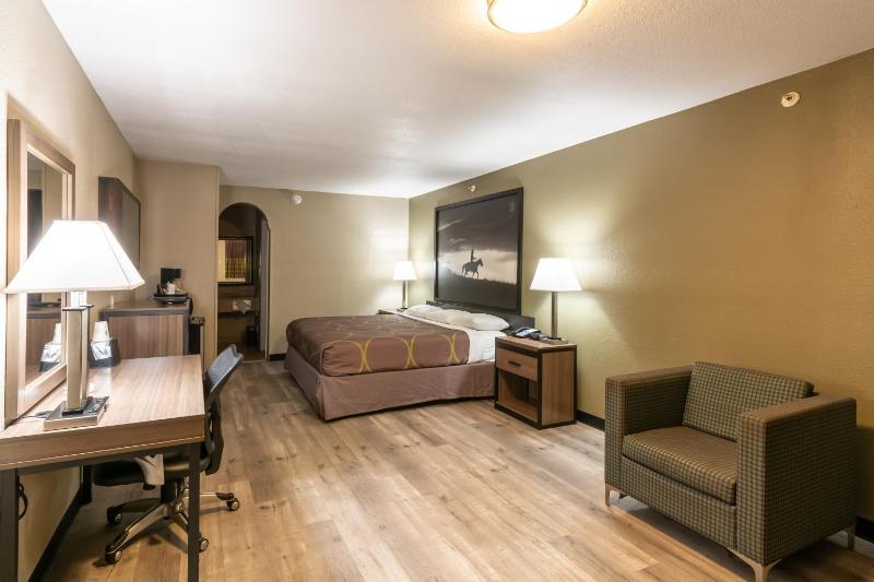 Super 8 by Wyndham Dallas East - image 9