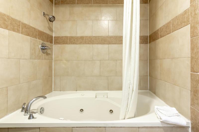 Super 8 by Wyndham Dallas East - image 26