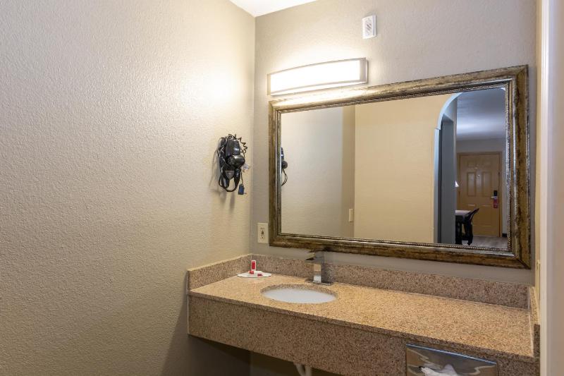 Super 8 by Wyndham Dallas East - image 14