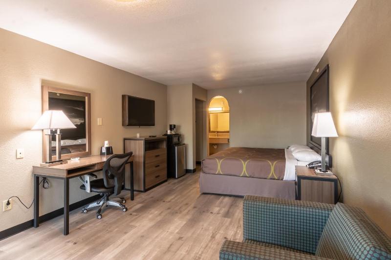 Super 8 by Wyndham Dallas East - image 20