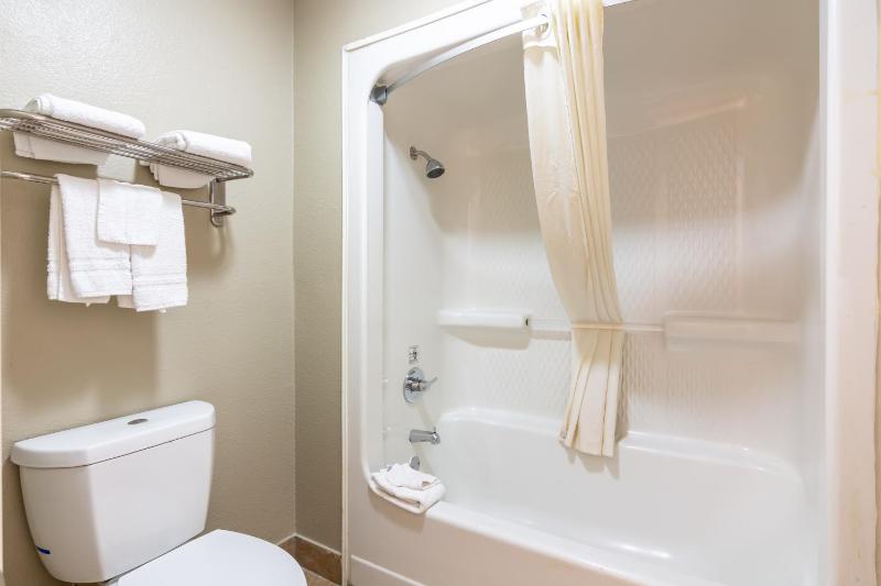 Super 8 by Wyndham Dallas East - image 19