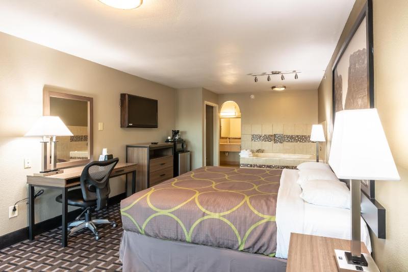 Super 8 by Wyndham Dallas East - image 32