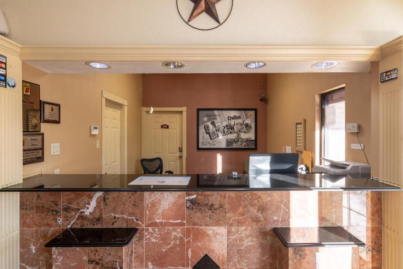 Super 8 by Wyndham Dallas East - image 5