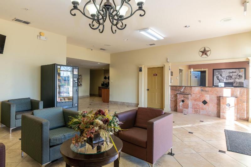 Super 8 by Wyndham Dallas East - image 11