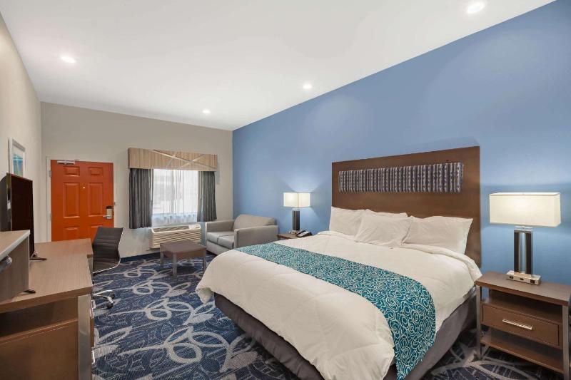 Baymont Inn & Suites Houston Hobby Airport - image 14