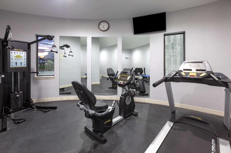 Baymont Inn & Suites Houston Hobby Airport - image 7