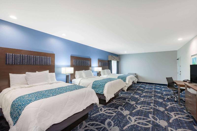 Baymont Inn & Suites Houston Hobby Airport - image 13