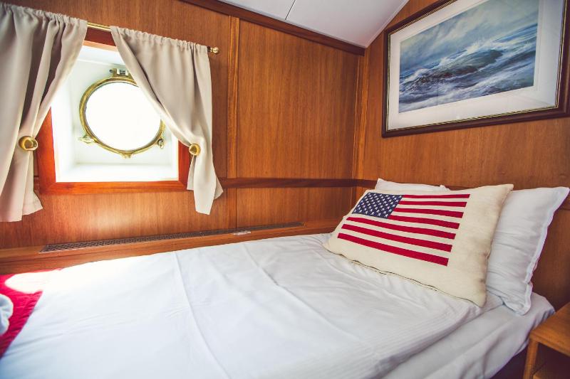 Single Room with Shared Shower and Toilet image 4