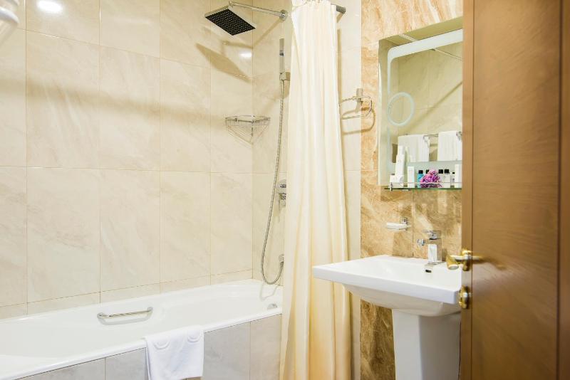 Deluxe Double Room image 3