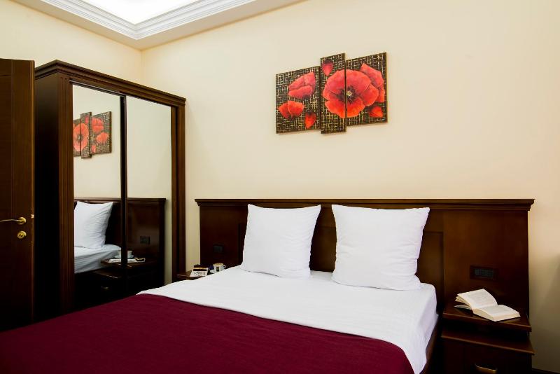 Luxury Triple Room image 3