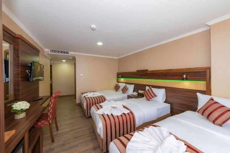 Standard Quadruple Room image 4