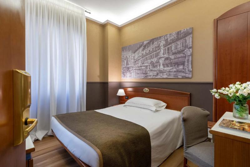 Small Double Room image 3