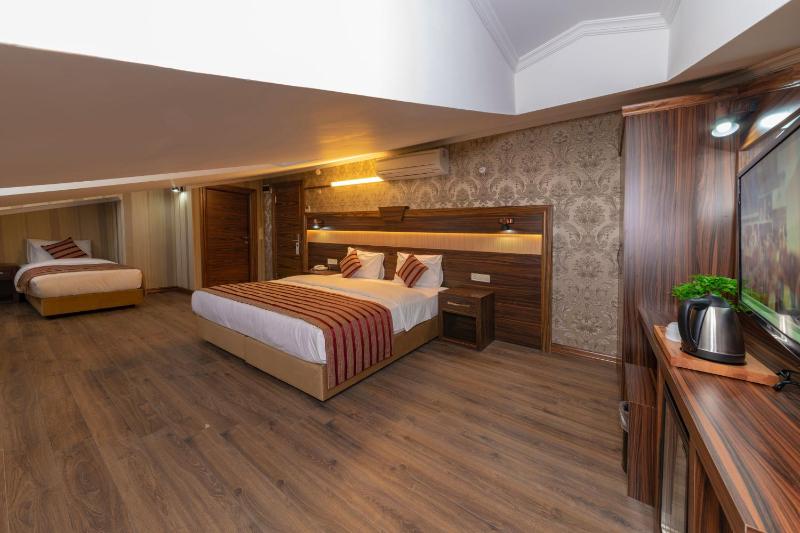 Deluxe Family Room image 2