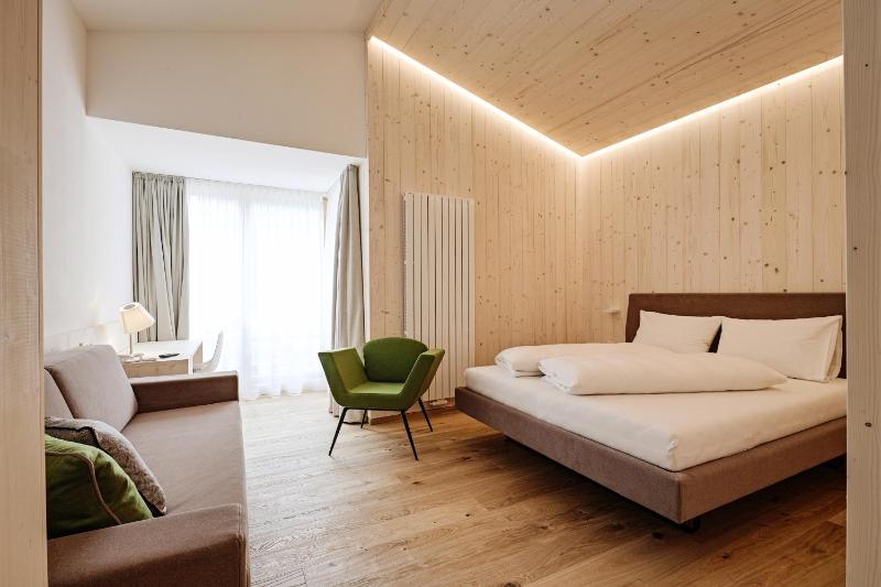 Double or Twin Room image 3
