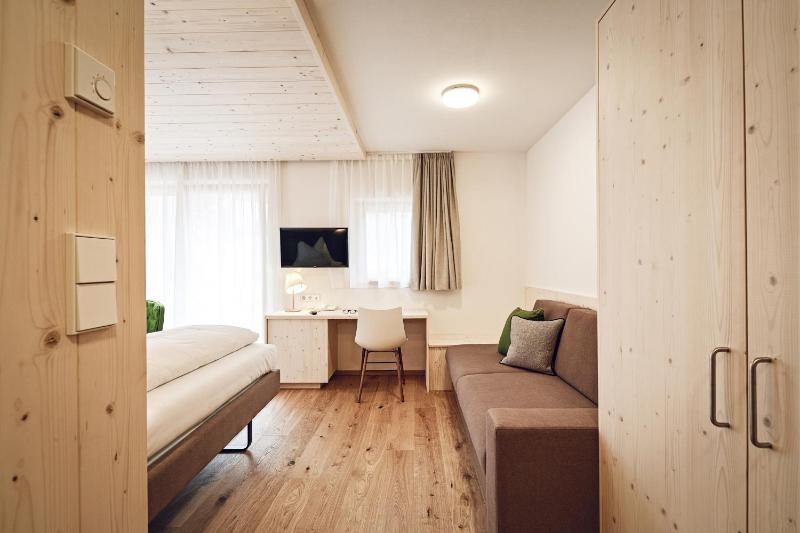 Double or Twin Room image 4