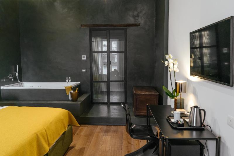 Queen Suite with Spa Bath image 3