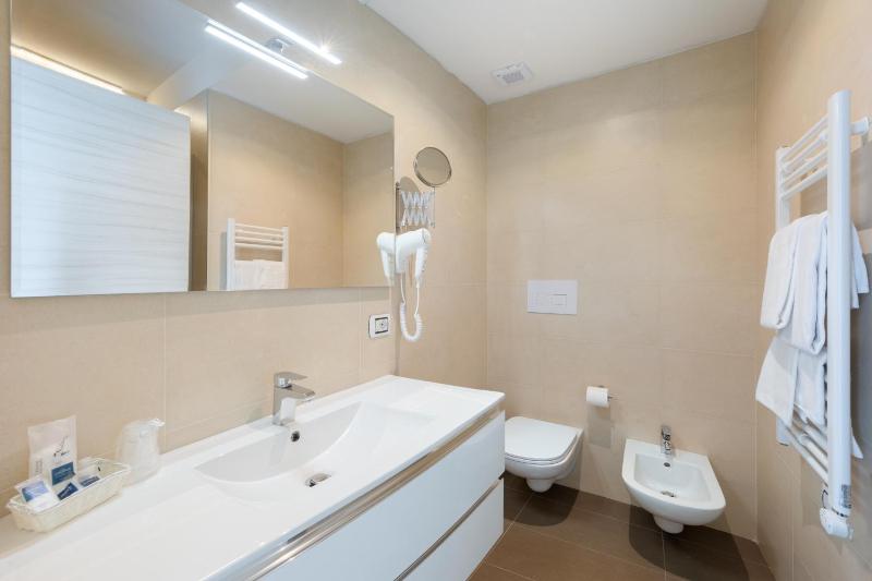 Double Room with Balcony image 4