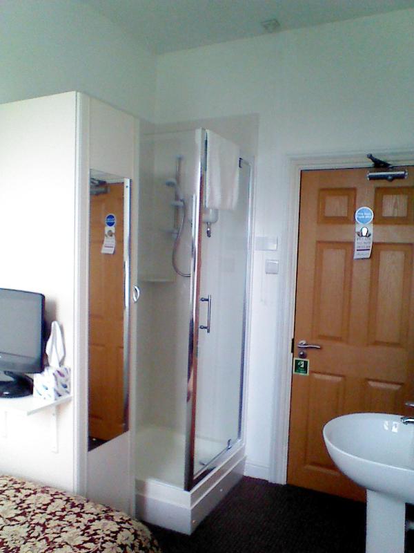 Single Room with Shared Toilet image 2