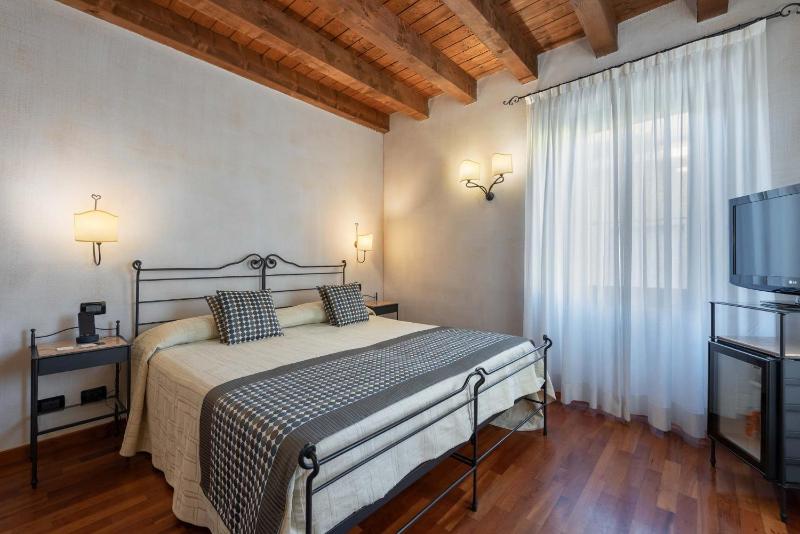 Superior Double Room image 4