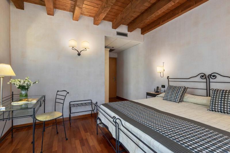 Superior Double Room image 3