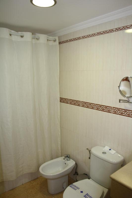 Twin Room - Interior image 3