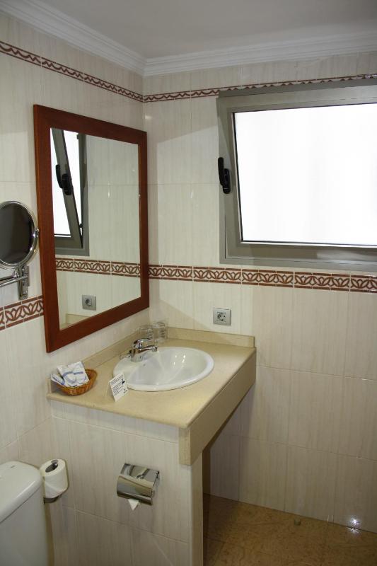 Twin Room - Interior image 4
