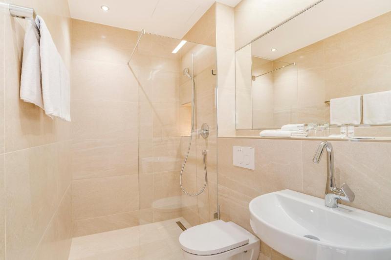 Double Room image 4