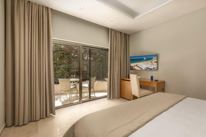 Suite with Garden View image 2