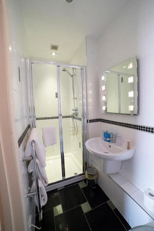 Double Room with Private Bathroom image 3