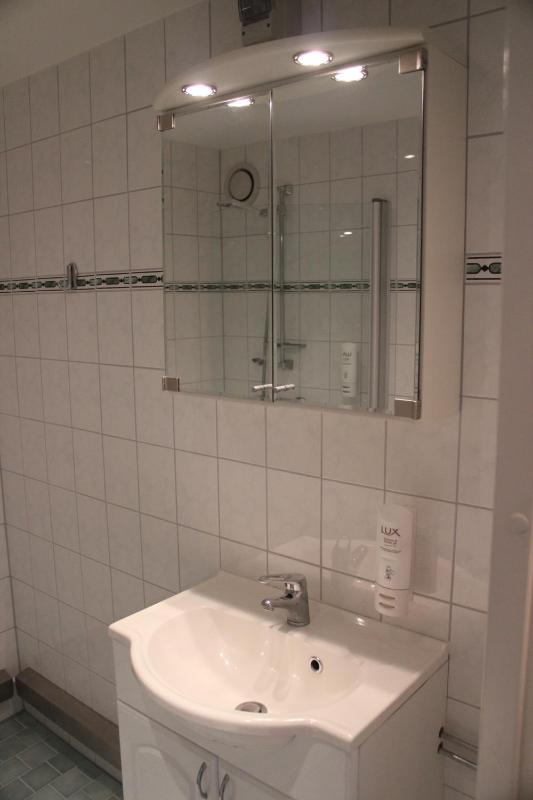 Standard Twin Room image 4