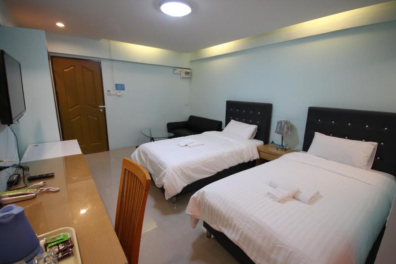 Deluxe Twin Room image 1