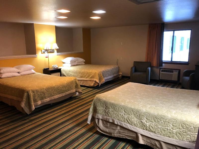 Studio Suite with 3 Queen Beds, Non-Smoking image 4