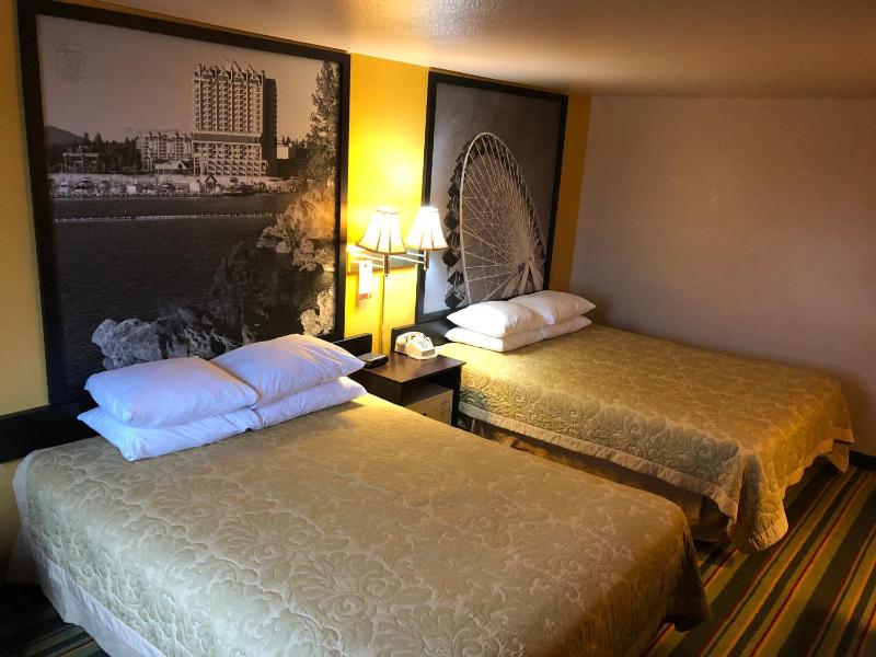 Queen Room with Two Queen Beds - Non-Smoking image 4