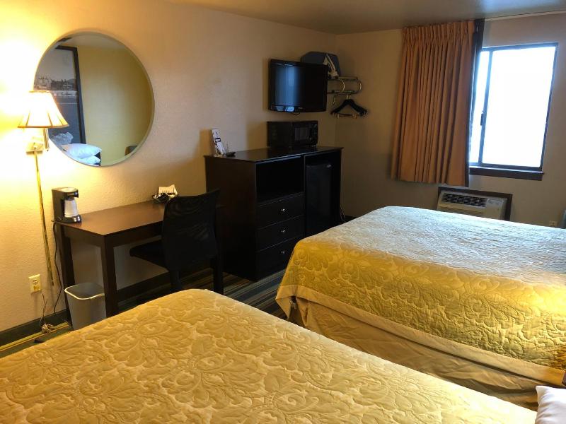 Twin Room with 2 Queen Beds, Non-Smoking image 4