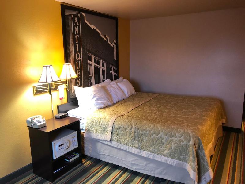 Queen Room - Non-Smoking image 3