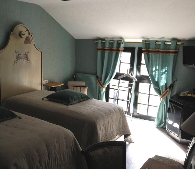 Elegance Twin Room image 4