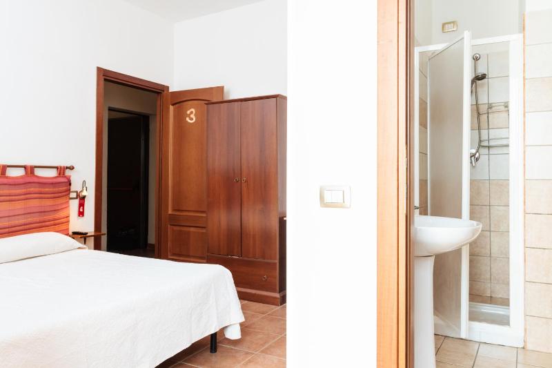 Double Room image 3