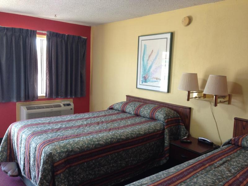 Queen Room with Two Queen Beds - Non-Smoking image 2