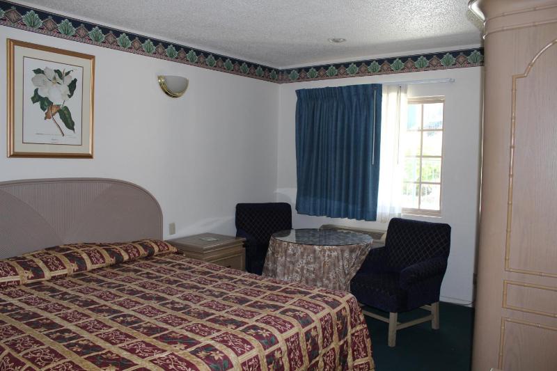Queen Room image 3