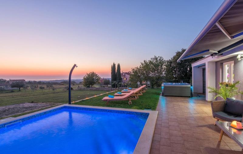 Modern Villa di Rovigno with Pool Hot Tub and Sea View - image 30