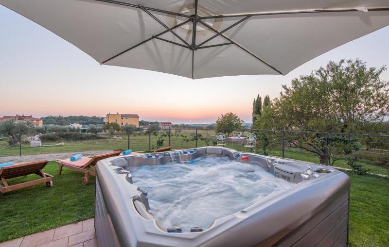 Modern Villa di Rovigno with Pool Hot Tub and Sea View - image 38