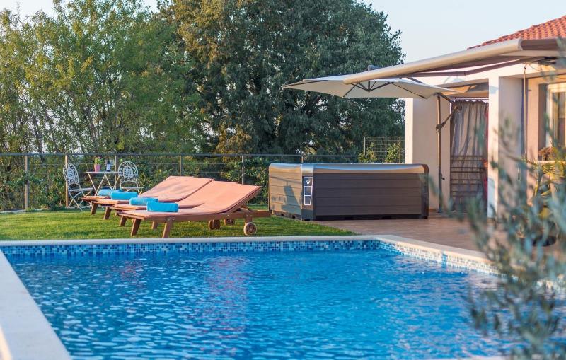 Modern Villa di Rovigno with Pool Hot Tub and Sea View - image 1