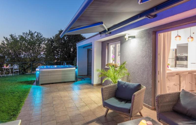 Modern Villa di Rovigno with Pool Hot Tub and Sea View - image 11