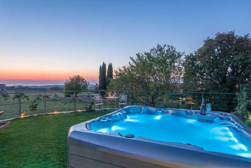 Modern Villa di Rovigno with Pool Hot Tub and Sea View - image 8