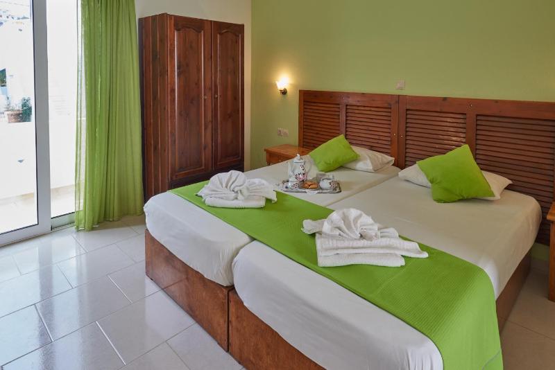 Twin Room image 3